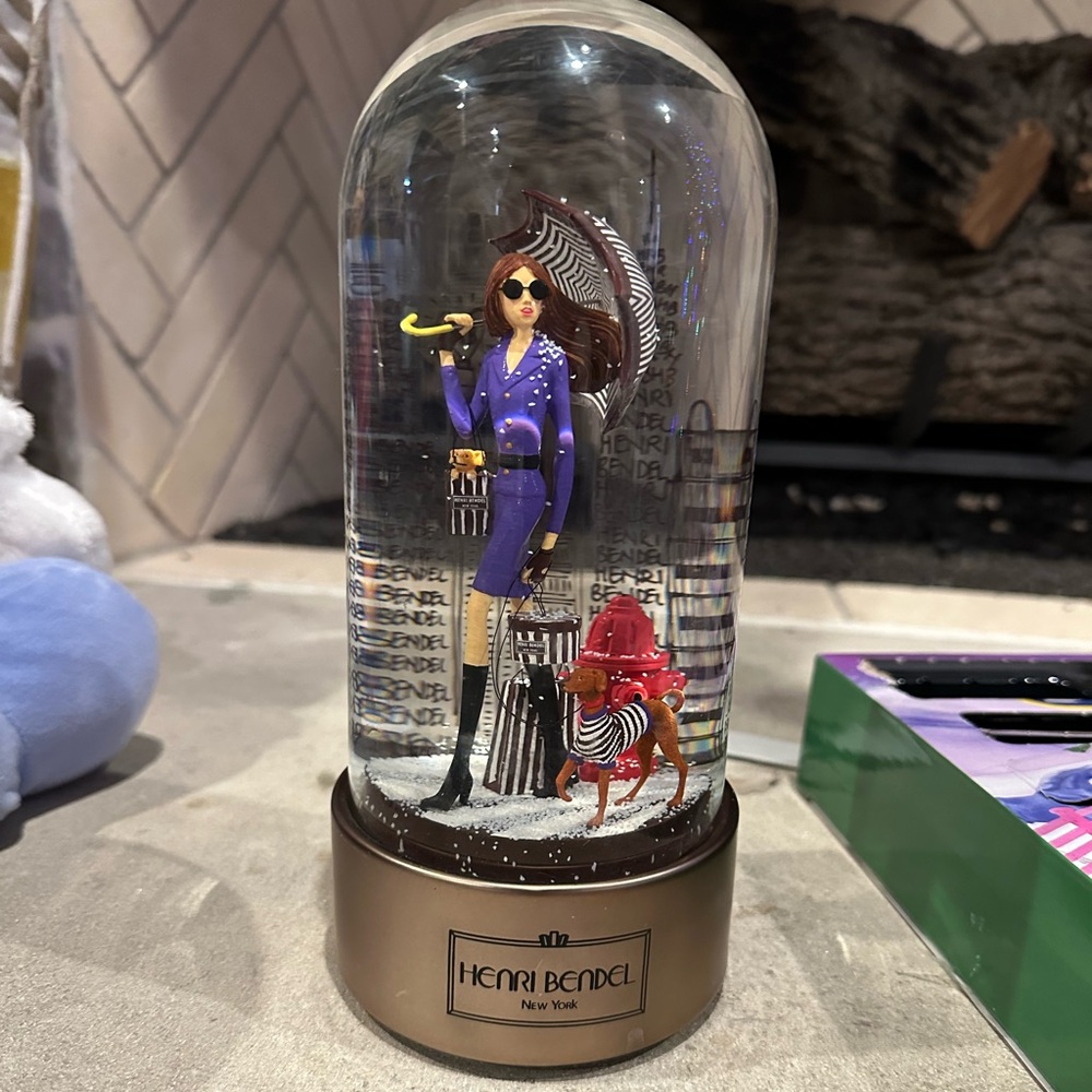 Henri Bendel Singing In The Rain NYC Shopping Girl 9" Musical Snow Water Globe